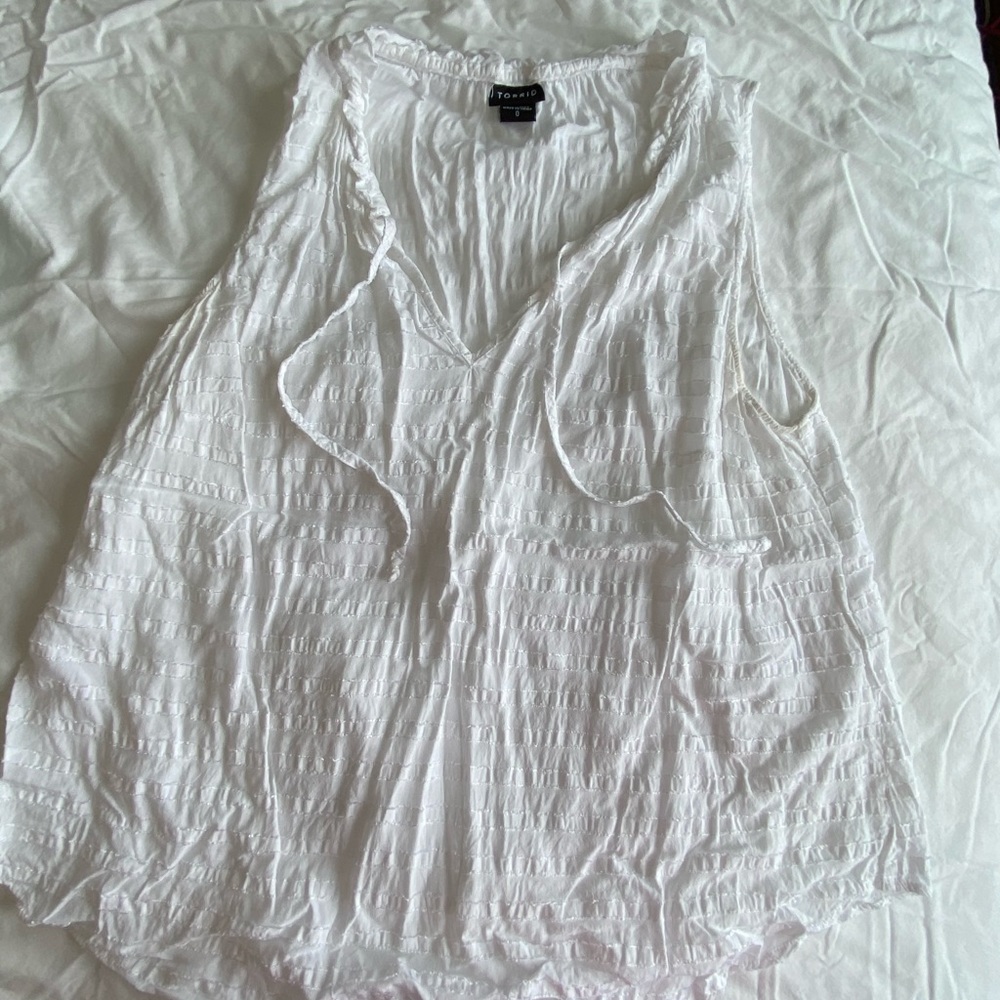 Detailed white tank!! TORRID BRAND!